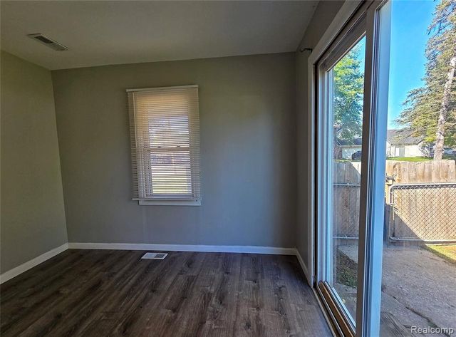 8280 Fenton Street, Dearborn Heights, MI 48127