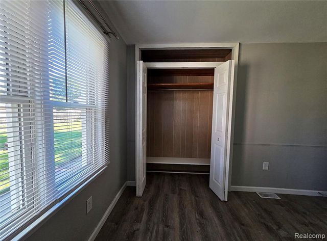 8280 Fenton Street, Dearborn Heights, MI 48127