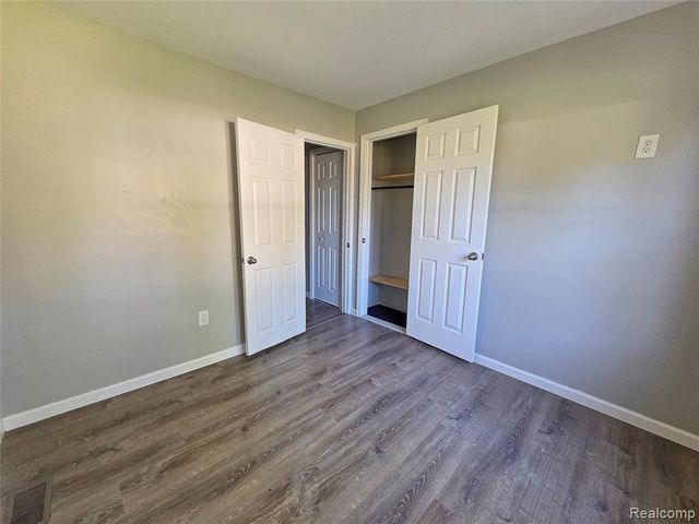 8280 Fenton Street, Dearborn Heights, MI 48127