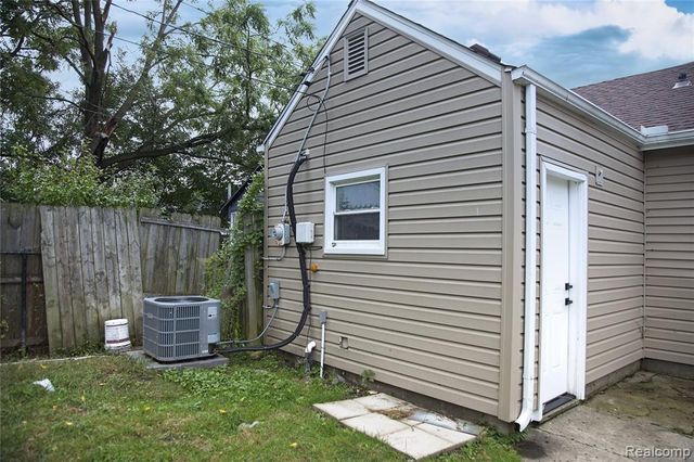 8280 Fenton Street, Dearborn Heights, MI 48127