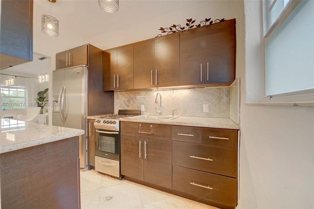 2463 Pine Tree Dr 3, Miami Beach, FL 33140