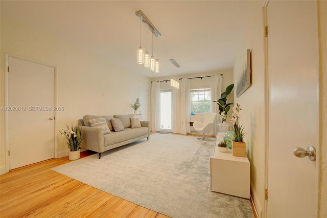 2463 Pine Tree Dr 3, Miami Beach, FL 33140