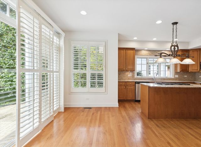 660 S Buckingham Court, Lake Forest, IL 60045