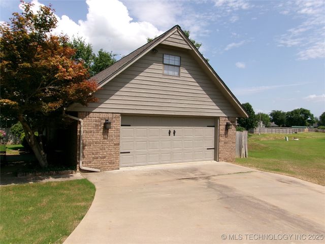 614 Hilltop Lane, Muskogee, OK 74403