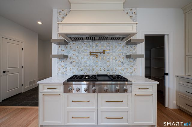 6 Pumpkin Grove, East Lyme, CT 06333