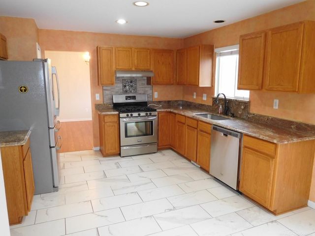 2000 Twin Sun Circle, Walled Lake, MI 48390