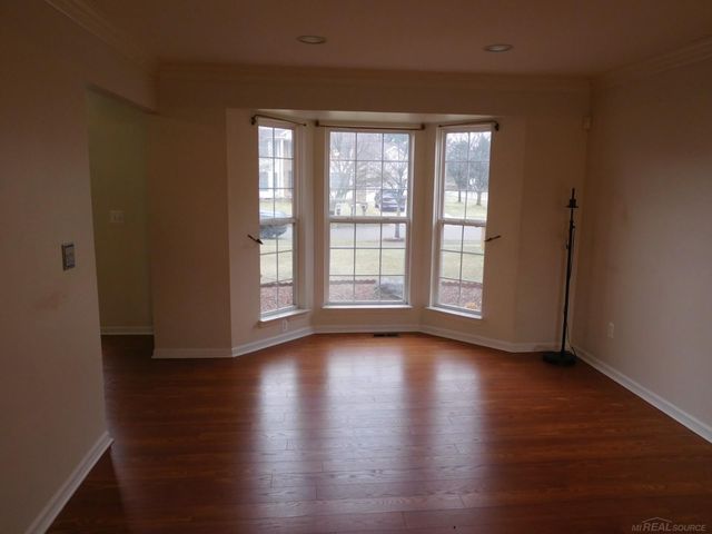 2000 Twin Sun Circle, Walled Lake, MI 48390