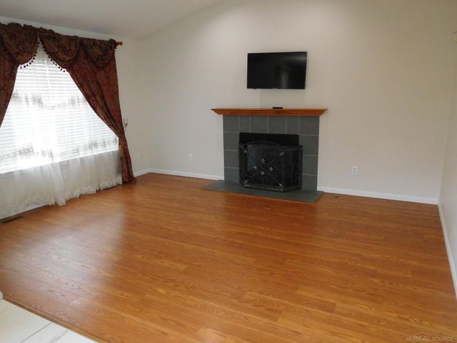 2000 Twin Sun Circle, Walled Lake, MI 48390