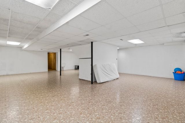 2000 Twin Sun Circle, Walled Lake, MI 48390