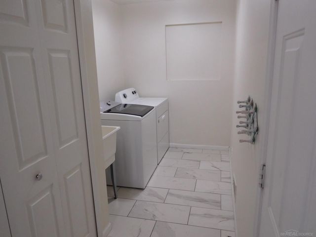 2000 Twin Sun Circle, Walled Lake, MI 48390