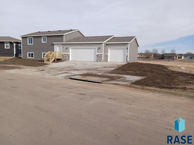 2512 N Bent Grass Ct Court, Sioux Falls, SD 57107