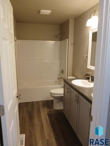 2512 N Bent Grass Ct Court, Sioux Falls, SD 57107