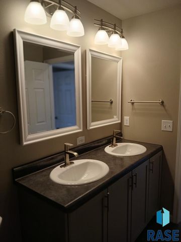 2512 N Bent Grass Ct Court, Sioux Falls, SD 57107