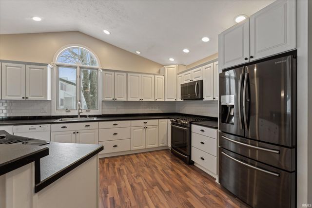 52060 Falcon Chase Drive, Granger, IN 46530