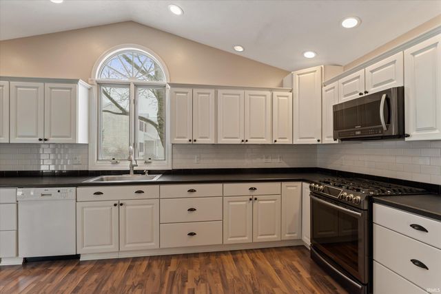 52060 Falcon Chase Drive, Granger, IN 46530