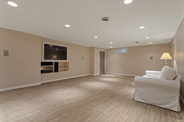 52060 Falcon Chase Drive, Granger, IN 46530