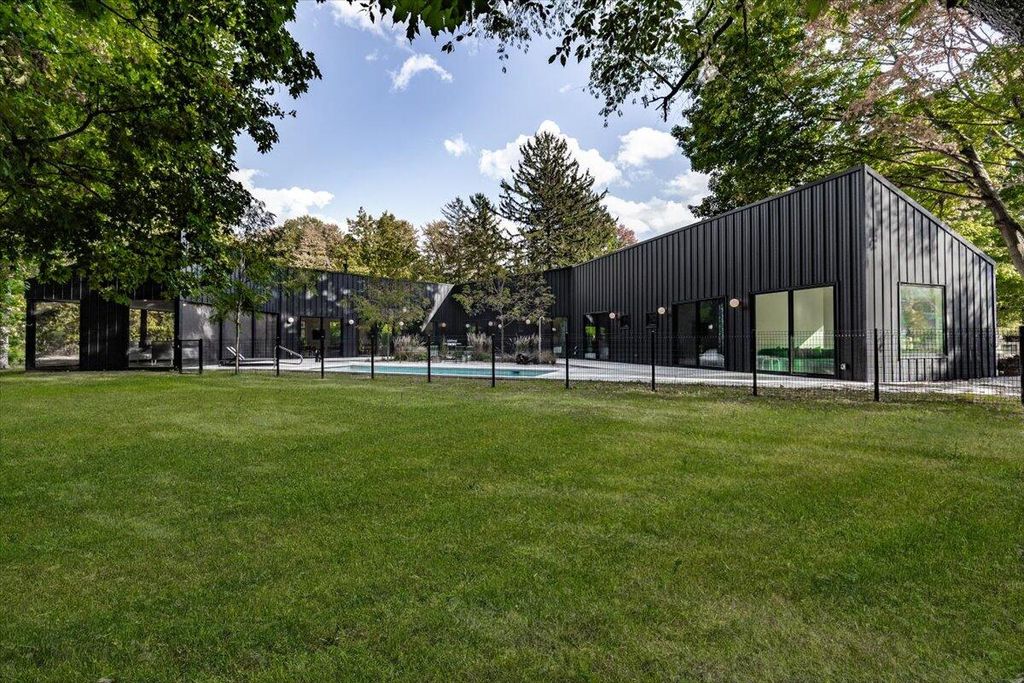 13892 Rea Avenue, Chikaming Twp, MI 49115
