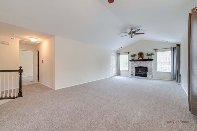 520 Palm Court B, Crystal Lake, IL 60014