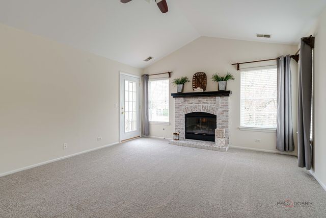 520 Palm Court B, Crystal Lake, IL 60014
