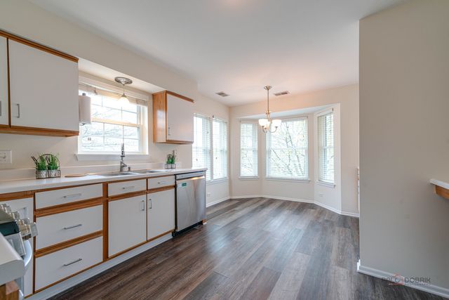 520 Palm Court B, Crystal Lake, IL 60014