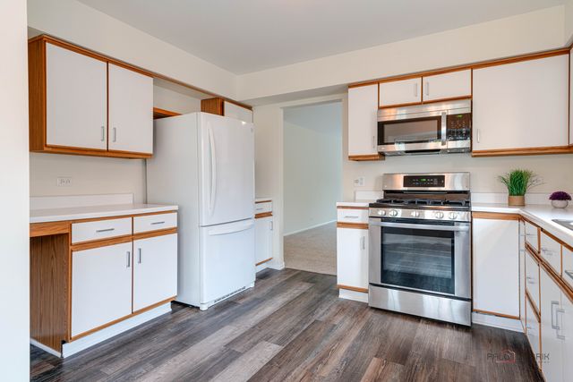 520 Palm Court B, Crystal Lake, IL 60014