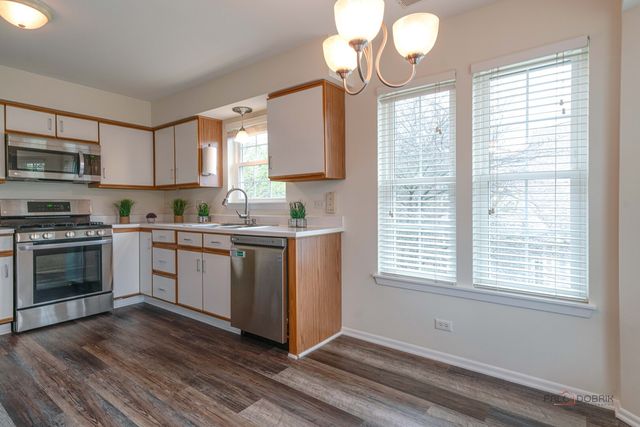 520 Palm Court B, Crystal Lake, IL 60014