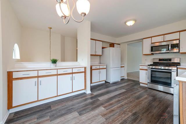 520 Palm Court B, Crystal Lake, IL 60014