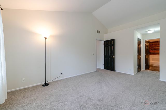 520 Palm Court B, Crystal Lake, IL 60014