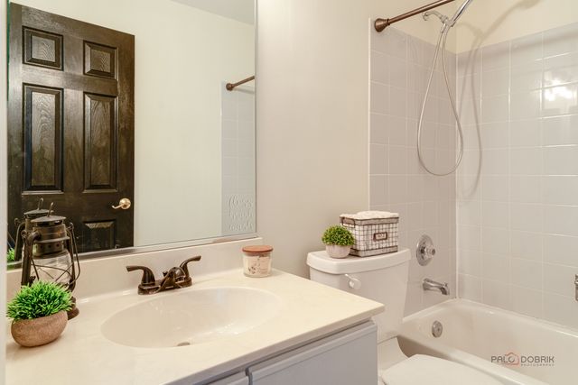 520 Palm Court B, Crystal Lake, IL 60014
