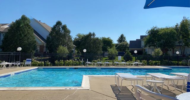 520 Palm Court B, Crystal Lake, IL 60014