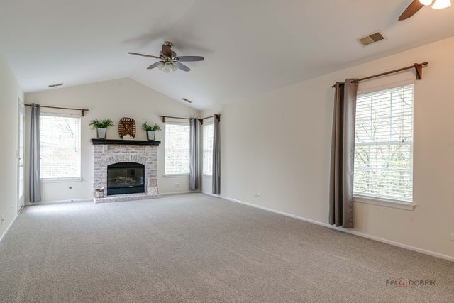 520 Palm Court B, Crystal Lake, IL 60014