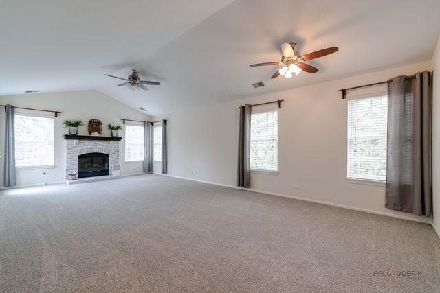 520 Palm Court B, Crystal Lake, IL 60014