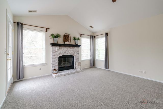 520 Palm Court B, Crystal Lake, IL 60014
