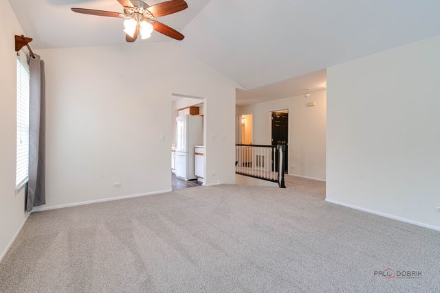 520 Palm Court B, Crystal Lake, IL 60014
