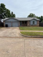 1505 SE 9th Street, Moore, OK 73160