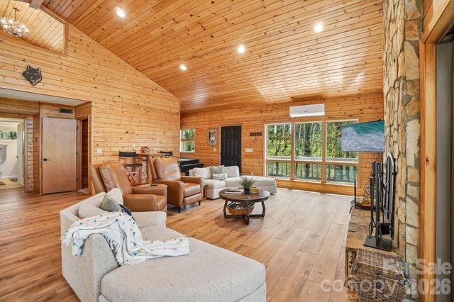 34 Wolfs Head Court, Mars Hill, NC 28754