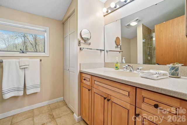 34 Wolfs Head Court, Mars Hill, NC 28754
