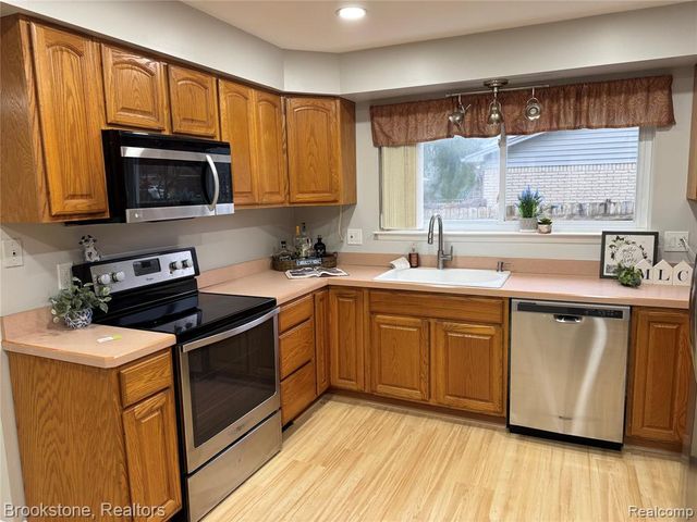 39795 Waldorf Drive, Clinton Township, MI 48038