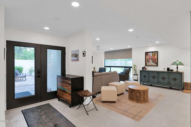 4834 E EARLL Drive E, Phoenix, AZ 85018