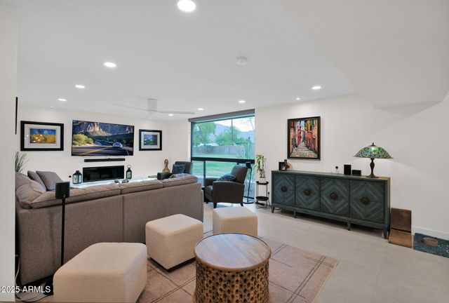 4834 E EARLL Drive E, Phoenix, AZ 85018