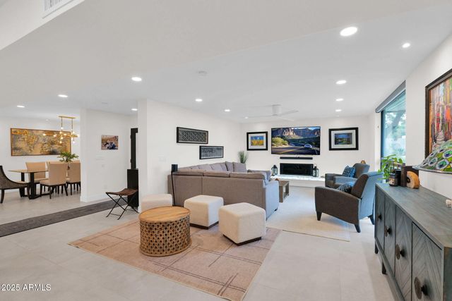 4834 E EARLL Drive E, Phoenix, AZ 85018