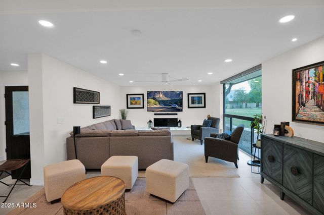 4834 E EARLL Drive E, Phoenix, AZ 85018