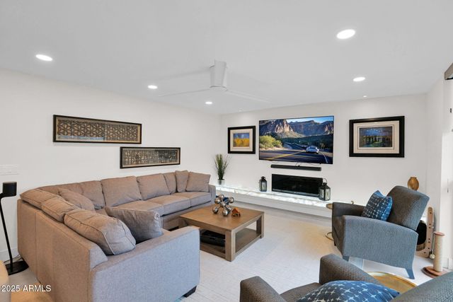 4834 E EARLL Drive E, Phoenix, AZ 85018