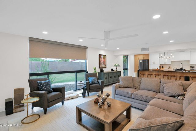 4834 E EARLL Drive E, Phoenix, AZ 85018