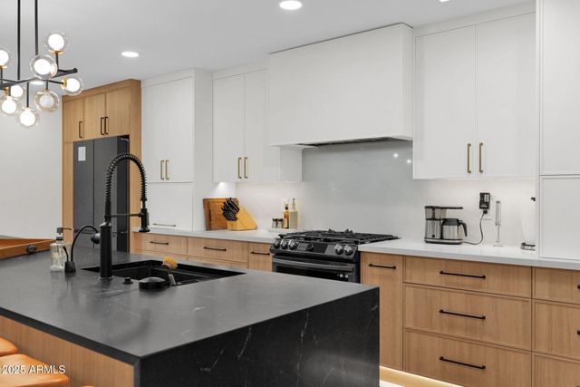 4834 E EARLL Drive E, Phoenix, AZ 85018