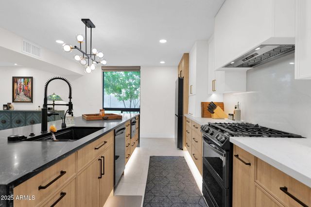 4834 E EARLL Drive E, Phoenix, AZ 85018