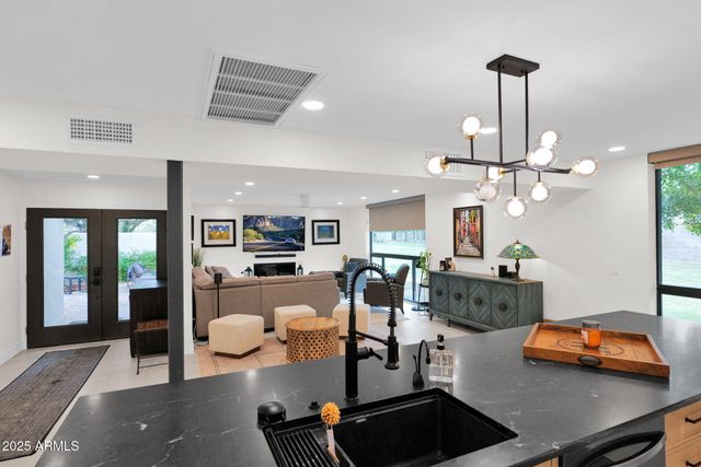 4834 E EARLL Drive E, Phoenix, AZ 85018