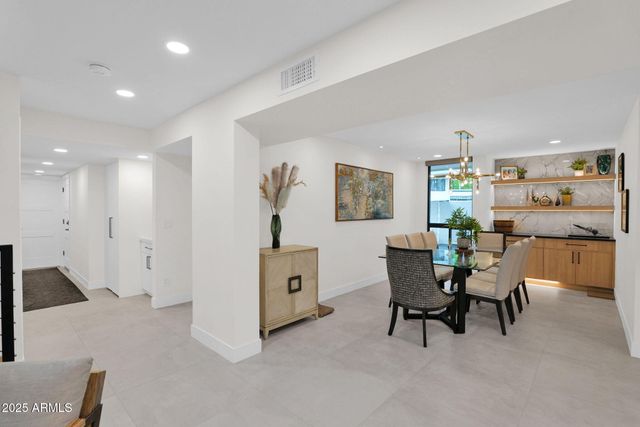 4834 E EARLL Drive E, Phoenix, AZ 85018