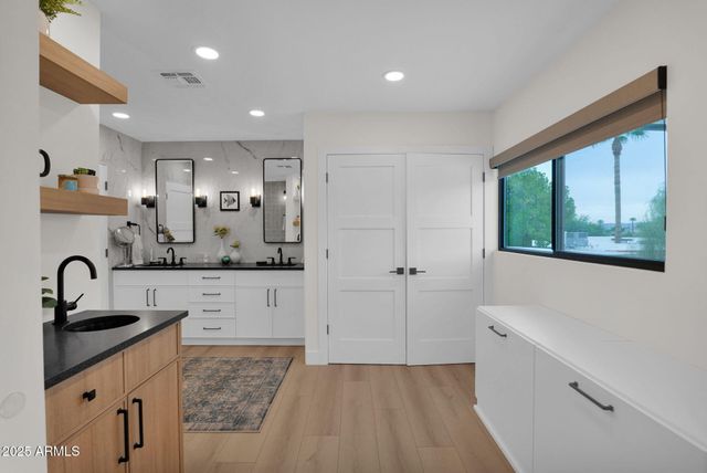 4834 E EARLL Drive E, Phoenix, AZ 85018