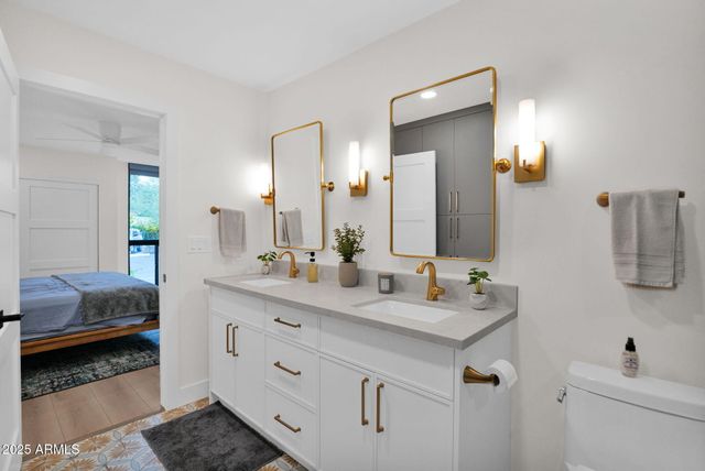 4834 E EARLL Drive E, Phoenix, AZ 85018